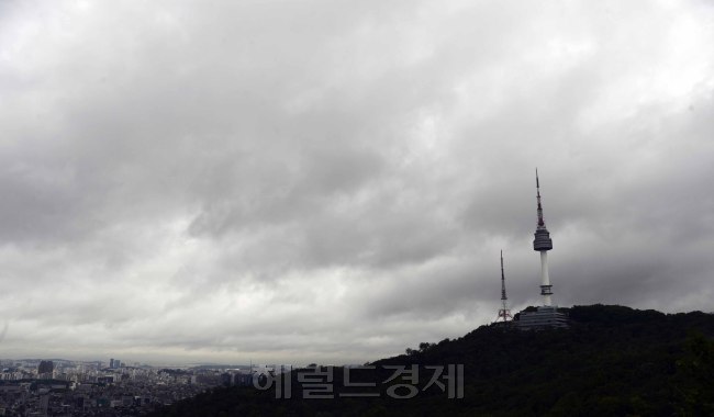 가을을 재촉하는 비가 내리고 있지만 막바지 폭염이 기승을 부리고 있다. 20일 오전 전국적으로 비가 내리는 가운데 서울시내 하늘이 먹구름으로 깔려 있다. 구리=박해묵 기자/mook@heraldcorp.com
가을을 재촉하는 비가 내리고 있지만 막바지 폭염이 기승을 부리고 있다. 20일 오전 전국적으로 비가 내리는 가운데 서울시내 하늘이 먹구름으로 깔려 있다. 구리=박해묵 기자/mook@heraldcorp.com