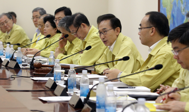 <YONHAP PHOTO-0320> 李대통령, 을지국무회의 주재 (서울=연합뉴스) 이명박 대통령이 20일 청와대에서 열린 을지국무회의에서 인사말하고 있다. 2012.8.20 << 청와대 >> zjin@yna.co.kr/2012-08-20 10:30:14/ <저작권자 ⓒ 1980-2012 ㈜연합뉴스. 무단 전재 재배포 금지.>
독도문제를 둘러싸고 일본과 외교마찰이 심각한 상황에 놓인 가운데 이명박 대통령이 20일 청와대에서 열린 을지국무회의에서 인사말하고 있다.  [사진제공=청와대]