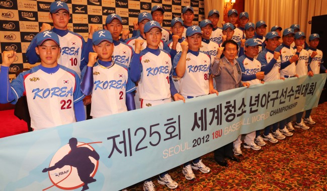 <YONHAP PHOTO-0485> 파이팅 외치는 세계청소년야구 대표팀 (서울=연합뉴스) 김현태 기자 = 20일 오전 서울 강남구 르네상스호텔에서 열린 25회 세계청소년야구선수권대회 미디어데이에서 한국 대표팀이 파이팅을 외치고 있다. 올해 25회째를 맞는 세계청소년야구선수권대회는 오는 30일부터 잠실과 목동구장에서 진행된다. 2012.8.20 mtkht@yna.co.kr/2012-08-20 11:46:23/ <저작권자 ⓒ 1980-2012 ㈜연합뉴스. 무단 전재 재배포 금지.>
The U18 Korean national team poses for a photo on Monday.   Yonhap News