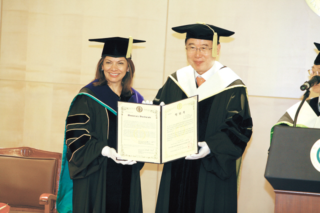 Costa Rican President Laura Chinchilla Miranda (left) poses with Park Chul, president of Hankuk University of Foreign Studies, after receiving an honorary doctorate at the university in Seoul on Monday. (Yonhap News)