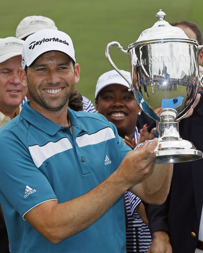 Sergio Garcia of Spain poses with the winner’s trophy on Monday.
AP-Yonhap News