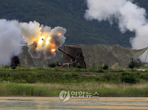 K-9 self-propelled artillery firing shells in a military practice (Yonhap news)