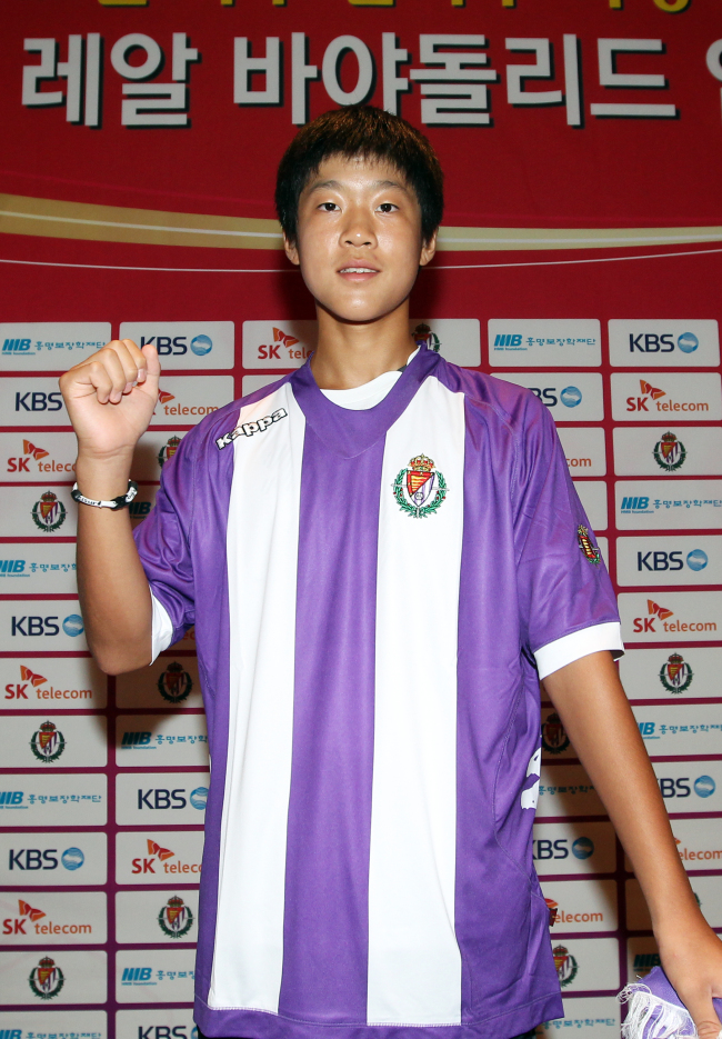 Sim Seong-ho poses with his jersey during a press conference in Seoul on Tuesday.
Yonhap News