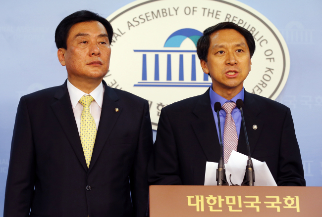 Vice floor leaders, Kim Gi-hyeon (right) of the ruling Saenuri Party and Park Ki-choon of the main opposition Democratic United Party, hold a news conference at the National Assembly on Tuesday.   Yonhap News