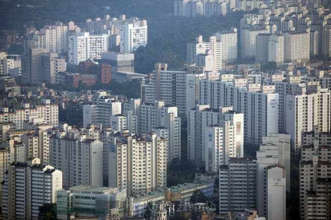 Apartment complexes stand in Seoul.   Bloomberg