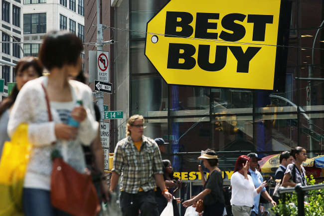 <YONHAP PHOTO-0185> NEW YORK, NY - AUGUST 21: People walk by a Best Buy store on August 21, 2012 in New York City. Following fresh reports of weak sales results, the electronics retailer's stock opened down about 10 percent on Tuesday. Best Buy announced on Monday that it has named Hubert Joly to be its new chief executive. Spencer Platt/Getty Images/AFP== FOR NEWSPAPERS, INTERNET, TELCOS & TELEVISION USE ONLY ==../2012-08-22 05:58:21/ <저작권자 ⓒ 1980-2012 ㈜연합뉴스. 무단 전재 재배포 금지.>
People walk by a Best Buy store in New York City on Tuesday.    AFP-Yonhap News