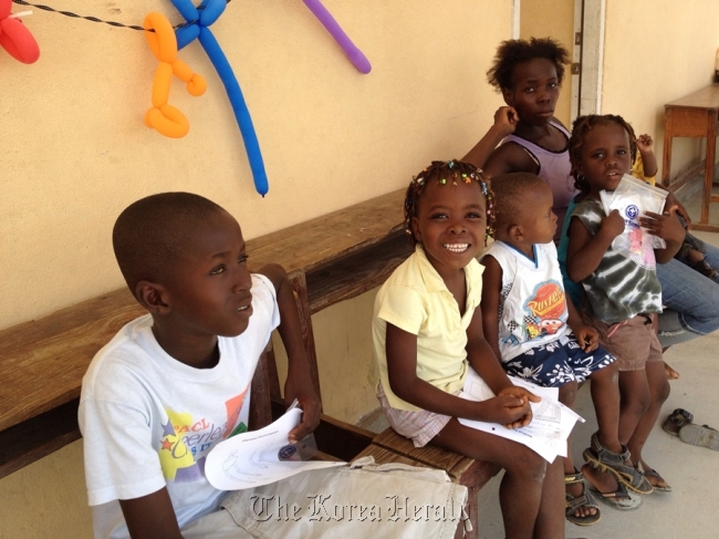 Haitian children wait for medical treatment. Sae-A Trading