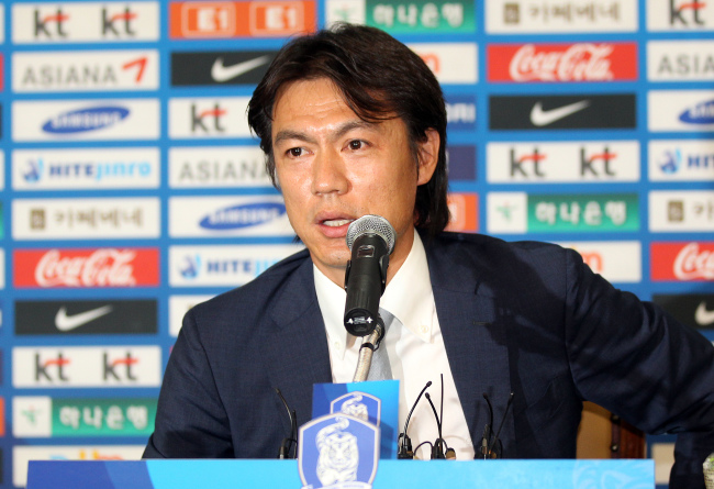 Hong Myung-bo, the head coach of the Olympic soccer team, speaks during a press conference in Seoul on Wednesday.   Yonhap News