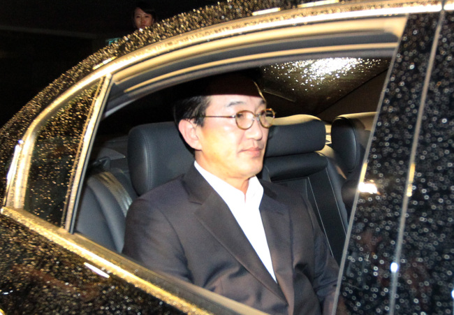Former Saenuri Party lawmaker Hyun Ki-hwan leaves the Busan District Prosecutors’ Office after being questioned over the cash-for-nomination scandal on Wednesday.   Yonhap News