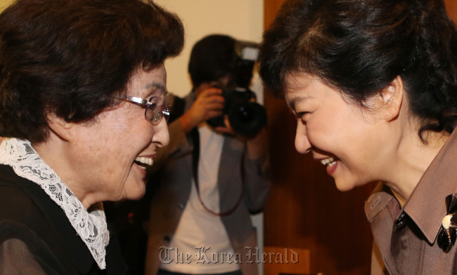 Park Geun-hye (right), the ruling Saenuri Party’s presidential candidate, meets Lee Hee-ho, widow of late President Kim Dae-jung, during a courtesy call at the former first lady’s home in Donggyo-dong, Seoul, Wednesday.   Park Hyun-koo/The Korea Herald