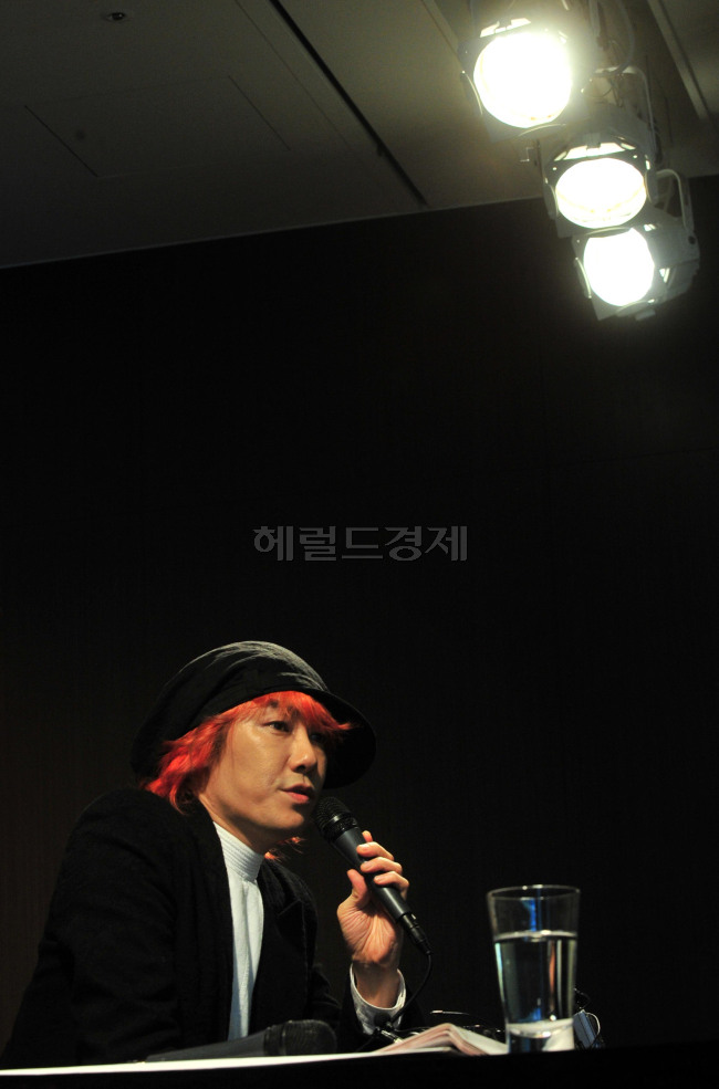 일본이 30일 오후 '독도는 일본땅'이라는 내용의 내년도 교과서에 대한 검정 결과를 발표할 예정인 가운데 독도 지킴이 가수 김장훈이 63빌딩에서 일본 정부의 독도 영유권 주장을 반박하고 독도를 자연스럽게 우리땅이라는 것을 세계에 알릴 수 있는 2011코리안컵 국제요트대회 프로젝트에 대회 기자회견을 하고 있다.<br />김명섭 기자 msiron@