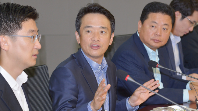 23일 국회에서 열린 새누리당 경제민주화실천모임기자간담회에서 남경필 위원장이 모두발언을 하고 있다. 박현구 기자phko@heraldm.com 2012.08.23
23일 국회에서 열린 새누리당 경제민주화실천모임기자간담회에서 남경필 위원장이 모두발언을 하고 있다. 박현구 기자phko@heraldm.com 2012.08.23
새누리당 전ㆍ현직 의원들로 구성된 경제민주화실천모임은 23일 기자회견을 열고 재벌의 경제력 집중을 막기 위해 강력한 금산분리원칙을 적용해야 한다고 밝혔다.
박현구 기자/phko@