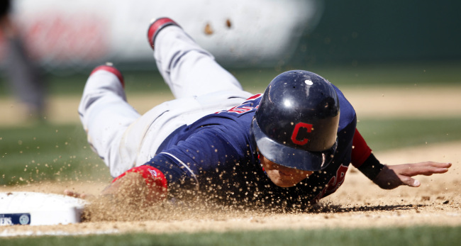 Cleveland Indians right fielder Choo Shin-soo dives back safely to first base on a pick-off attempt in the eighth inning on Wednesday. The Korean went 2 for 3 with a walk and two stolen bases.   (AP-Yonhap News)