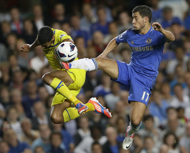 Chelsea’s Eden Hazard (right) and Reading’s Jem Karacan challenge for the ball on Wednesday.   AP-Yonhap News