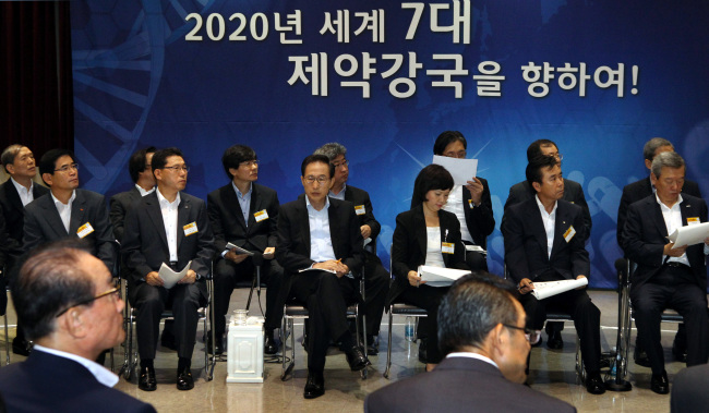 이명박 대통령과 제약협회 관계자들이 23일 오전 서울 방배동 한국제약협회에서 열린 비상경제대책회의에서 미래성장동력인 제약산업 선진화방안에 관한 토론회를 열었다./ 정희조 기자 checho@ 2012.08.23
이명박 대통령과 제약협회 관계자들이 23일 오전 서울 방배동 한국제약협회에서 열린 비상경제대책회의에서 미래성장동력인 제약산업 선진화방안에 관한 토론회를 열었다./ 정희조 기자 checho@ 2012.08.23