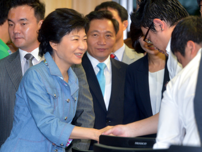 박근혜 새누리당 대선후보가 23일 국회에서 열린 반값 등록금 실현 화끈한 토론회에 참석해 대학생 총학생회장들과 악수하고 있다. 박현구 기자phko@heralcorp.com
박근혜 새누리당 대선후보가 23일 국회에서 열린 반값 등록금 실현 화끈한 토론회에 참석해 대학생 총학생회장들과 악수하고 있다. 박현구 기자phko@heralcorp.com
박근혜 새누리당 대선후보가 23일 국회에서 열린 반값 등록금 실현 화끈한 토론회에 참석해 대학 총학생회장과 악수하고 있다.  박현구 기자/phko@