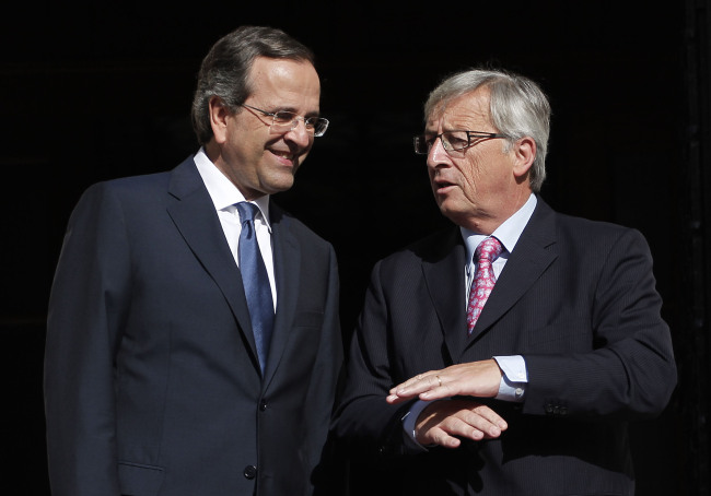 Greek Prime Minister Antonis Samaras (left) welcomes Luxembourg’s Prime Minister and Eurogroup Chairman Jean-Claude Juncker prior their meeting in Athens on Wendesday.   AP-Yonhap News