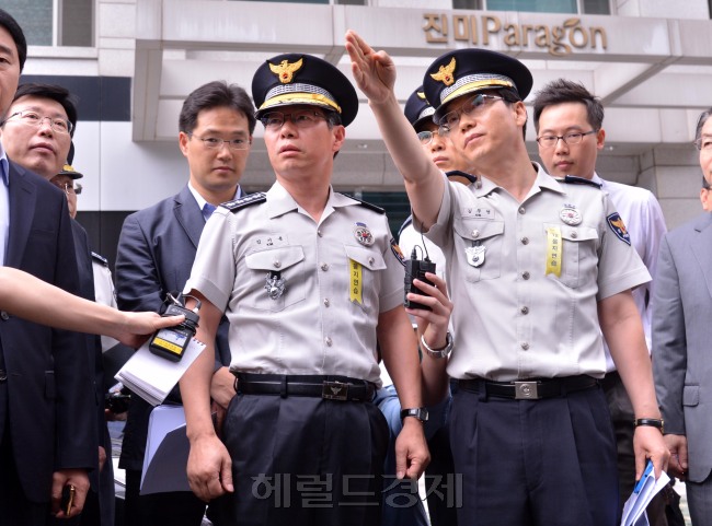 Kim Ki-yong (second from left), commissioner general of the National Police Agency, inspects on Thursday the crime scene in Yeouido, where a man stabbed four people on the previous day.   Lee Sang-sub/The Korea Herald
