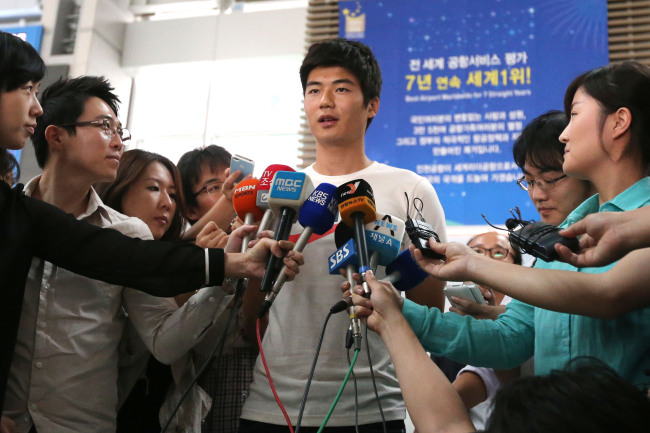 Ki Sung-yueng speaks to the media at Incheon International Airport on Thursday.
Yonhap News