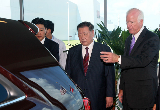 Hyundai Motor Group chairman Chung Mong-koo and Senator Saxby Chambliss from Georgia look around Kia Motors’ plant in the U.S. state on Wednesday.   Hyundai Motor Group