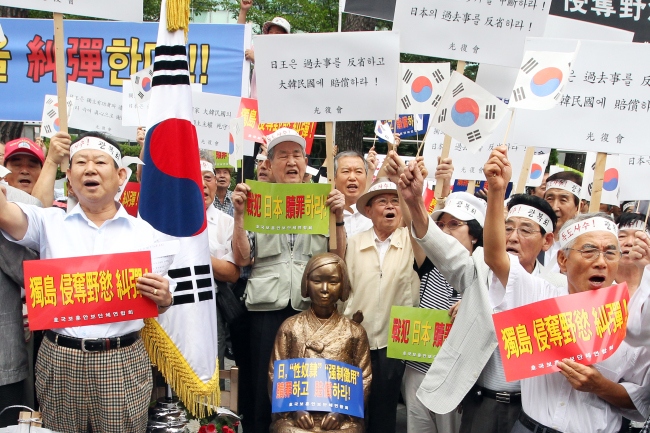 Members of civic groups hold a protest on Thursday in front of the Japanese Embassy in Seoul, censuring the Japanese government for its sovereignty claim on Korea’s easternmost islets of Dokdo.   Yonhap News