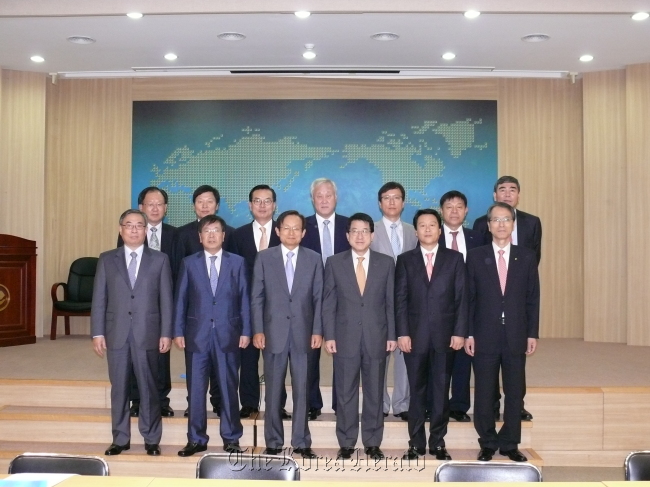 New KPMA board chairman Kim Won-bae (third from left, front row) poses with senior members of the association.   KPMA