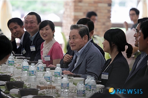 Samsung Electronics chairman Lee Kun-hee lunches with company employees at a cafeteria in the company’s headquarters in Suwon in July last year. Samsung Electronics