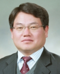 김윤길(공무원/지방조달청과장)
대구지방조달청은 신임 청장에 김윤길(55) 조달청 국유재산관리과장이 부임했다고 23일 밝혔다.
신임 김 청장은 경기 용인 출신으로 육군사관학교, 국방대학원 석사과정을 졸업했고 가족으로는 부인 황경숙 여사와 1남 2녀를 두고 있다.
지난 1988년 조달청에 사무관으로 임용된 이후 26년간 공직생활을 하면서 1995년 강릉출장소장, 시설국 공사계약담당, 중앙보급창 구매과장, 국유재산관리과장 등 조달청 주요 보직을 두루 거쳐 해박한 전문지식과 업무능력이 탁월하다는 평가를 받고 있다.
