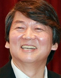 안철수(기업인/교수)
범야권 대선주자인 안철수 서울대 융합과학기술 대학원장이 새누리당 박근혜 대선후보의 봉하마을 방문과 이에 대한 문재인 민주통합당 대선 경선 후보의 환영에 대해 높이 평가했다. 유민영 대변인에 따르면 안 원장은 23일 오전 춘천 시니어클럽의 시장형 사업장인 ‘우리기름 방앗간’을 방문한 자리에서 ‘정치하면서 싸우지 말라’는 참석자의 요구에 “두 분 다 쉽지 않지만 필요한 일을 했다”고 전했다.