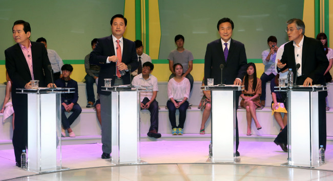The four presidential candidates of the main opposition Democratic United Party participate in a televised debate at local broadcaster MBC on Thursday. (From left) Former party chief Rep. Chung Sye-kyun, former South Gyeongsang Governor Kim Doo-kwan, former Gyeonggi Governor Sohn Hak-kyu and former presidential secretary Rep. Moon Jae-in.   Yonhap News