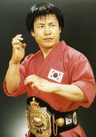 이각수(화제의인물)
여의도 한복판에서 흉기 난동 사건이 벌어져 충격을 주고 있는 가운데, 범인을 제압한 시민 이각수 씨가 누리꾼들 사이에서 화제다.
지난 22일 서울 여의도에서 피의자 A씨는 자신의 직장 동료 2명과 시민 2명을 찌르고 도주하던 중 경찰에 붙잡혔다. 이 과정에서 경찰은 무차별 흉기 난동의 피해가 더 커지지 않은 데는 용감한 시민들의 도움이 있었다고 밝혔다.
