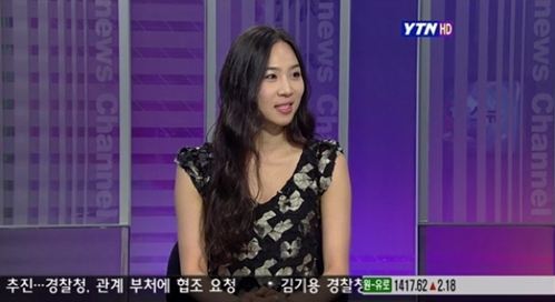 이소은(가수)
가수 이소은(30)이 로스쿨 졸업 후 미국 로펌에 취업해 화제다.
이소은은 23일 YTN ‘뉴스앤이슈-이슈앤피플’에 출연, 미국 유학생활과 향후 가수로서의 행보 등에 대해 밝혔다. 이날 방송에서 이소은은 미국 로펌에 취업한 소식을 전하며, “10월부터 일하게 됐다. 현재 변호사 자격증이 나오길 기다리고 있다”고 말했다.