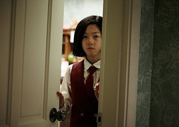 김새론(배우)
배우 김새론이 영화 ‘이웃사람’의 OST ‘귀가’를 직접 불러 화제다.
23일 영화 제작사 영화무쇠팔은 김새론이 부른 30초 분량의 엔딩곡 ‘귀가’를 공개했다. 제작사 측은 김새론이 부른 엔딩곡 ‘귀가’를 공개하며 “이 곡은 지켜지지 못한 소녀 여선의 새엄마 경희를 향한 그리움과 자신의 진심을 전하지 못한 안타까운 마음을 담고 있는 곡”이라고 설명했다.