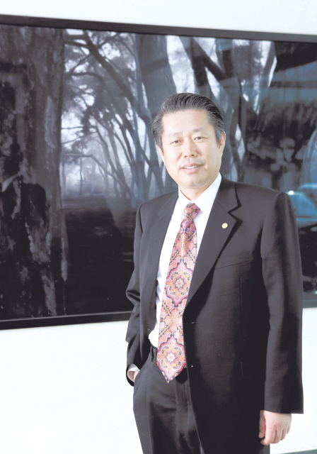 안병광(기업인/유니온약품회장)
Union Pharmacy CEO Ahn Byung-gwang poses in front of a painting at Seoul Museum in Buam-dong, Seoul.(Seoul Museum)