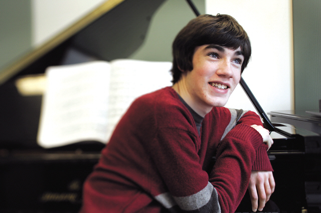 테일러 브레드버그(Taylor Bredberg/화제의인물)
Student Taylor Bredberg, 15, is photographed at the piano at Colburn School of Performing Arts, Feb. 23, 2010, in Los Angeles, California. Playing an instrument
seems to make learning math and foreign languages easier, but researchers aren’t sure why. Taylor began taking lessons after his family discovered him, at 7, trying out the pieces his older sister was learning in lessons. (Ricardo DeAratanha/Los Angeles Times/MCT)