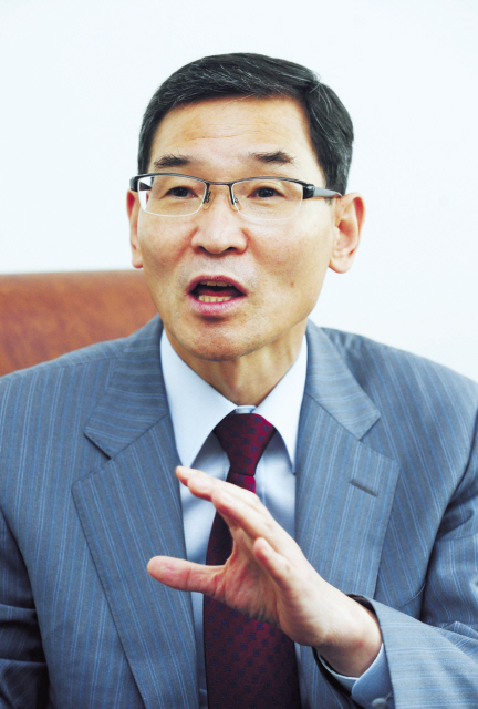 윤승준(환경공학박사/한국환경산업기술원장)
Yoon Seung-joon, president of the KEITI (The Korea Herald)
Having worked its way from acute post-war poverty to becoming the world’s 12th largest economy, Korea has much to offer the world, particularly nations seeking similar paths, said Yoon Seung-joon, chief of a state-run body on environmental industry.