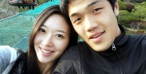 임미정(좌/정성룡부인),정성룡(우/축구선수/수원삼성/골키퍼)
2012 런던올림픽 남자축구 동메달의 주역인 골키퍼 정성룡 선수의 아내가 경기장을 찾아 눈길을 끌었다.
23일 오후 ‘현대오일뱅크 K리그 2012’ 수원삼성과 대전시티즌의 경기가 열린 수원월드컵경기장에 정성룡 선수의 아내 임미정씨가 아들과 함께 경기를 관전했다. 임 씨는 아이 엄마같지 않은 청순한 외모와 늘씬한 몸매로 취재진의 카메라 플래시 세례를 받았다.