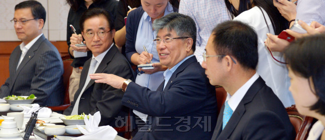 김중수 한국은행 총재가 24일 오전 서울 중구 남대문로 한국은행에서 투자은행 전문가들과 간담회를 하고 있다.<br />김명섭 기자 msiron@
김중수 한국은행 총재가 24일 오전 서울 중구 남대문로 한국은행에서 투자은행 전문가들과 간담회를 하고 있다.
김명섭 기자 msiron@