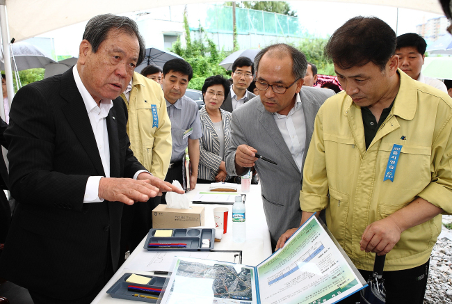 <YONHAP PHOTO-1356> LH 이지송 사장, 영월 중앙시장 방문 (영월=연합뉴스) 한국토지주택공사(LH) 이지송(왼쪽) 사장이 지난 22일 강원도 영월군 영월읍 중앙시장 주상복합아파트 건설 계획 현장을 방문, 주상복합아파트 건설 사업에 대해 이야기하고 있다. 중앙시장 주상복합아파트 건립 사업은 LH의 재참여 의지 표명으로 속도를 낼 전망이다. 2012.8.23 << LH 제공 >> drops@yna.co.kr http://blog.yonhapnews.co.kr/geenang/2012-08-23 17:55:12/ <저작권자 ⓒ 1980-2012 ㈜연합뉴스. 무단 전재 재배포 금지.>
<YONHAP PHOTO-1356> LH 이지송 사장, 영월 중앙시장 방문 (영월=연합뉴스) 한국토지주택공사(LH) 이지송(왼쪽) 사장이 지난 22일 강원도 영월군 영월읍 중앙시장 주상복합아파트 건설 계획 현장을 방문, 주상복합아파트 건설 사업에 대해 이야기하고 있다. 중앙시장 주상복합아파트 건립 사업은 LH의 재참여 의지 표명으로 속도를 낼 전망이다. 2012.8.23 << LH 제공 >> drops@yna.co.kr http://blog.yonhapnews.co.kr/geenang/2012-08-23 17:55:12/ <저작권자 ⓒ 1980-2012 ㈜연합뉴스. 무단 전재 재배포 금지.>
<YONHAP PHOTO-1356> LH 이지송 사장, 영월 중앙시장 방문 (영월=연합뉴스) 한국토지주택공사(LH) 이지송(왼쪽) 사장이 지난 22일 강원도 영월군 영월읍 중앙시장 주상복합아파트 건설 계획 현장을 방문, 주상복합아파트 건설 사업에 대해 이야기하고 있다. 중앙시장 주상복합아파트 건립 사업은 LH의 재참여 의지 표명으로 속도를 낼 전망이다. 2012.8.23 << LH 제공 >> drops@yna.co.kr http://blog.yonhapnews.co.kr/geenang/2012-08-23 17:55:12/ <저작권자 ⓒ 1980-2012 ㈜연합뉴스. 무단 전재 재배포 금지.>
이지송 LH사장, 영월 중앙시장 방문