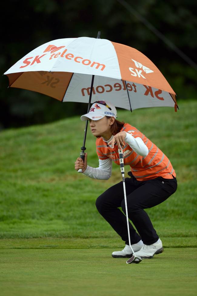 Korea’s Choi Na-yeon lines up her putt on the 18th green.   AFP-Yonhap News