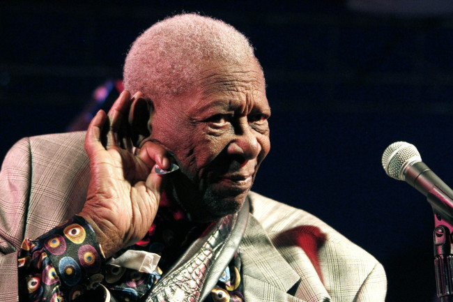 비비킹(B.B. King/Riley B. King/기타연주자)
A crescent moon hung over the Mississippi Delta as a legendary bluesman crept onto the stage. He sat in a folding chair, grabbed a guitar, and introduced each member of his band. Then, as if it was needed, he introduced himself.