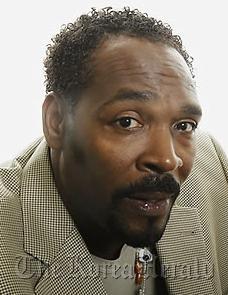 로드니 킹(Rodney King/화제의인물)
Rodney King, whose beating by police in 1992 sparked one of the worst urban riots in US history, died of accidental drowning fueled by drugs and alcohol, a coroner’s report said Thursday.