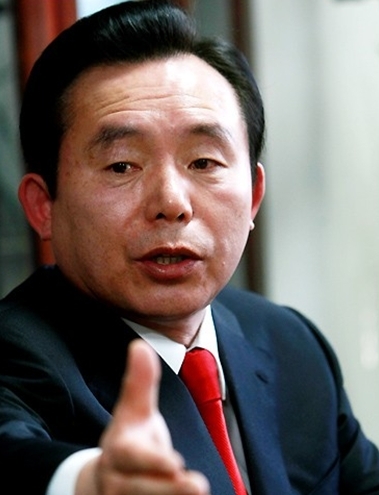 이인제(정치인/국회의원)
이인제 선진통일당 대표가 ‘제3세력 연대ㆍ연합론’을 전면에 내세우며 쇠락의 길을 걷는 당을 구하기 위한 승부수를 띄웠다. 이를 위해 잠재적 대선주자로 거론되는 안철수 서울대 융합과학기술대학원장과 충청출신인 정운찬 전 국무총리를 향해 ‘군불떼기’를 시도하고 있지만 그에 대한 성과를 거둘 수 있을지는 미지수다.
