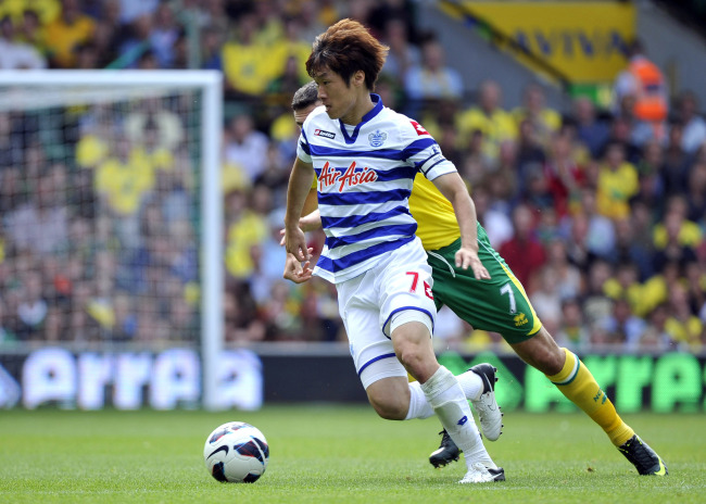 <YONHAP PHOTO-0201> NORWICH, ENGLAND, AUG 25: Ji Sung Park of QPR get tackled from Robert Snodgrass of Norwich during the Barclays Premier League match between Norwich City FC and QPR at Carrow Road Stadium in Norwich, England on August 25, 2012..Photographer: CS / PENTA PRESS/2012-08-26 07:00:29/ <저작권자 ⓒ 1980-2012 ㈜연합뉴스. 무단 전재 재배포 금지.>
QPR’s Park Ji-sung looks to head upfield on Saturday.   Penta-Yonhap News