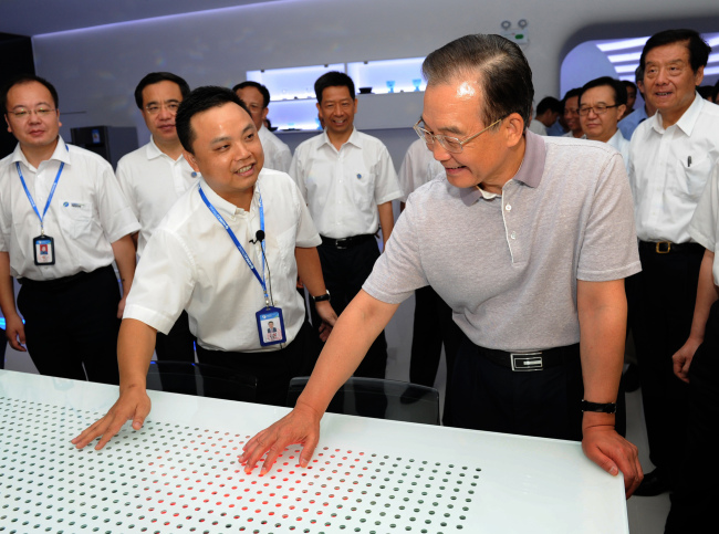 <YONHAP PHOTO-0974> (120825) -- GUANGZHOU, Aug. 25, 2012 (Xinhua) -- Chinese Premier Wen Jiabao (1st R, front) inspects an LED production company in Guangzhou city of south China's Guangdong province, Aug. 24, 2012. Wen made an inspection tour to Guangdong, the country's major exporter of goods, on Friday and Saturday. (Xinhua/Ma Zhancheng)/2012-08-25 23:06:08/ <저작권자 ⓒ 1980-2012 ㈜연합뉴스. 무단 전재 재배포 금지.>
Chinese Premier Wen Jiabao (right) inspects an LED production company in Guangzhou city of south China’s Guangdong province on Friday.    Xinhua-Yonhap News