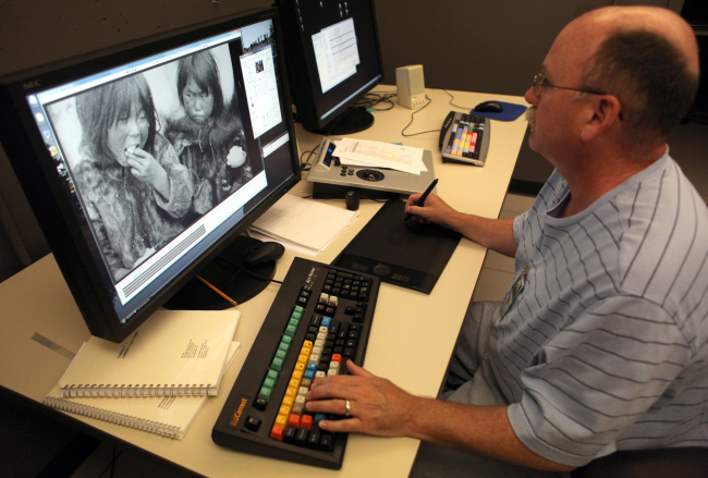 This undated publicity photo released by the Library of Congress shows John Carter, a digital film preservation specialist, working on a film in the Digital Restoration Lab at the Packard Campus of the National Audio-Visual Conservation Center, in Culpeper, Virginia.   AP-Yonhap News