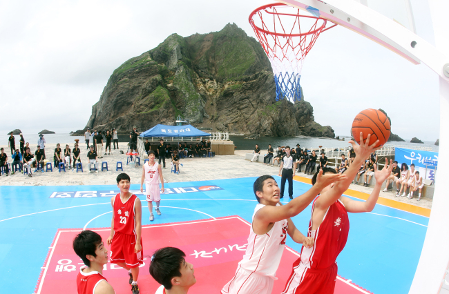 High school basketball players participate in a match held at Dokdo on Saturday. Organized by the Korea Basketball Association, the event, the second of its kind, is to highlight Korea’s sovereignty over its easternmost islets.   Yonhap News