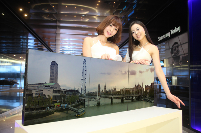 Models pose with Samsung Electronics’ premium square and transparent displays, Sunday. The Korean tech giant plans to showcase its new displays for enterprises at IFA in Berlin this week.   Samsung Electronics