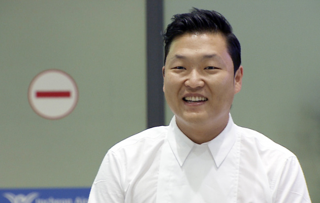 Singer Psy arrives at Incheon International Airport on Saturday.   Yonhap News