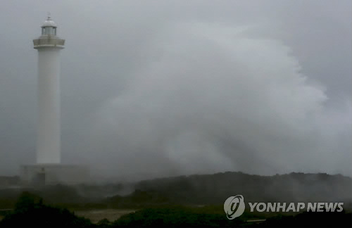 A fierce wave created by this year's 15th typhoon "Bolaven" (Yonhap News)
